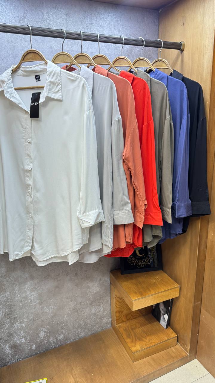 شومیز زنانه یقه کلاسیک با آستین دکمه‌دار مناسب استایل رسمی و اداری