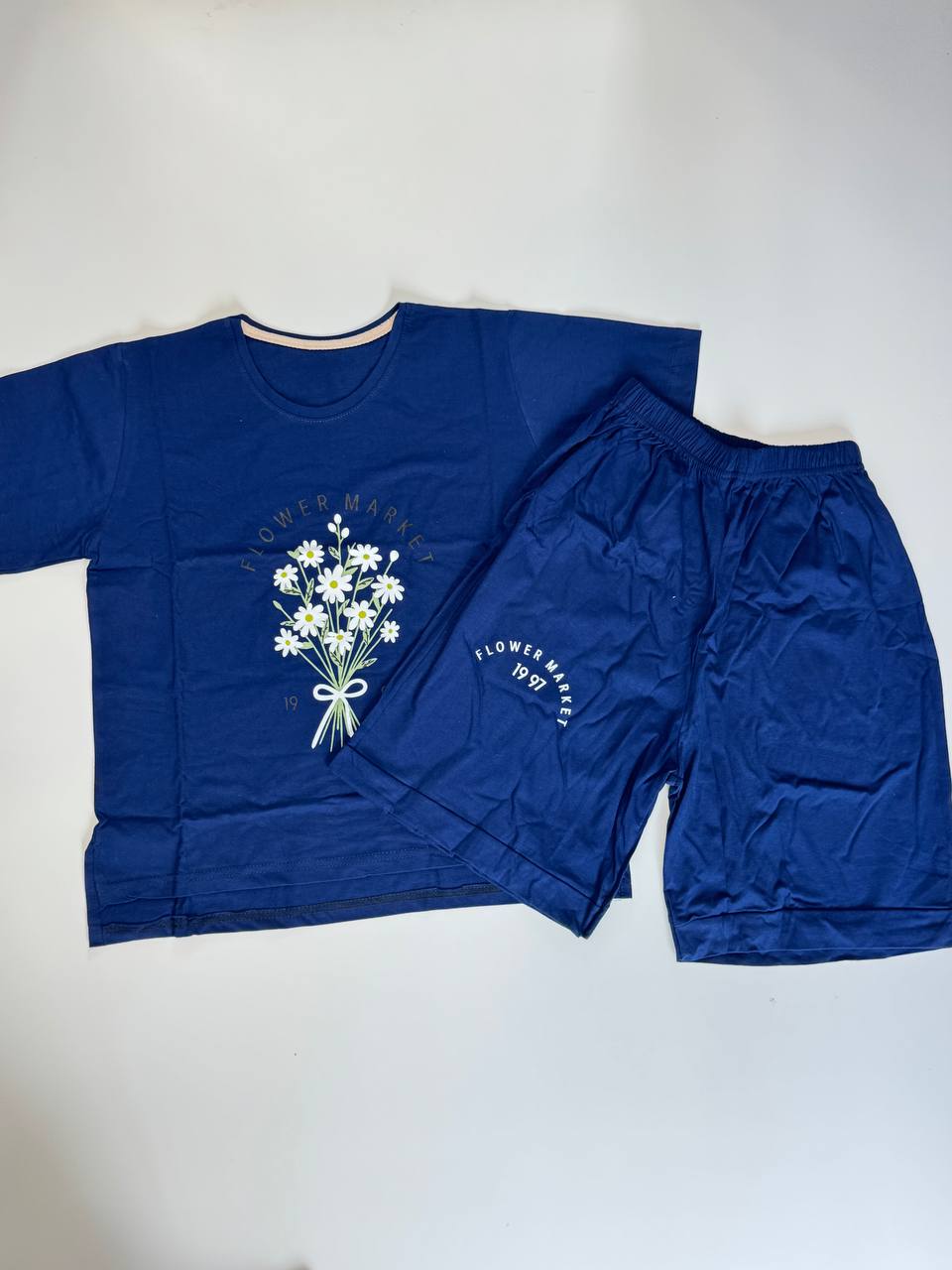 ست تیشرت و شلوارک زنانه ابی نفتی با چاپ گل و نوشته Flower Market