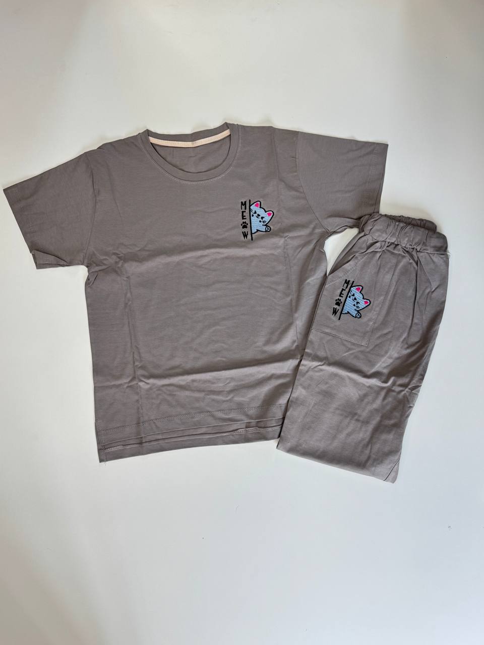 ست تیشرت و شلوارک زنانه پنبه‌ای با گلدوزی طرح گربه