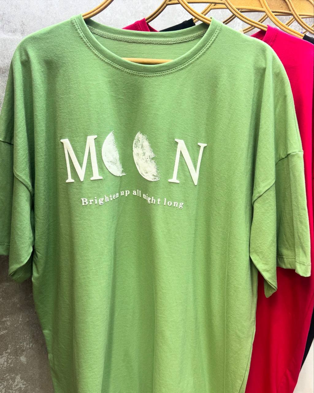 تیشرت زنانه رنگی با چاپ MOON و آستین افتاده مناسب استایل کژوال و تابستانی