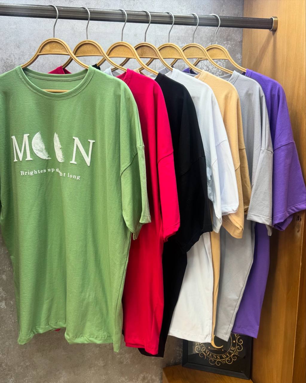 تیشرت زنانه رنگی با چاپ MOON و آستین افتاده مناسب استایل کژوال و تابستانی