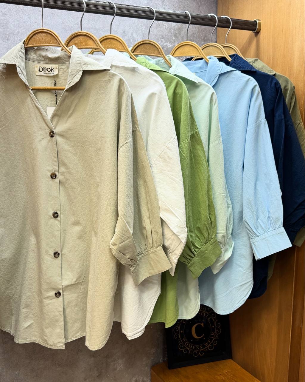 شومیز زنانه آستین سه‌ربع با یقه برگردان مناسب استایل کژوال و روزمره