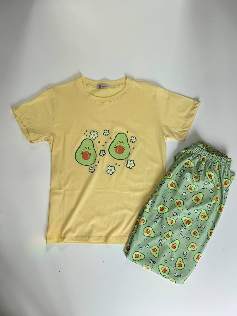 ست تیشرت و شلوارک زنانه زرد با طرح آواکادو